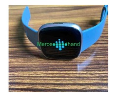 Fitbit Versa 4 Smartwatch waterfall blue/platinum colour