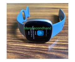 Fitbit Versa 4 Smartwatch waterfall blue/platinum colour - Image 3/3